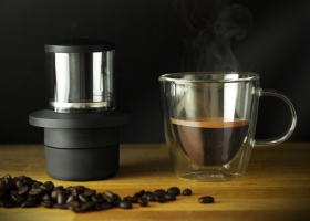 THE WORLD’S SMALLEST ESPRESSO MAKER IS LITERALLY THE SIZE OF A COFFEE-CUP