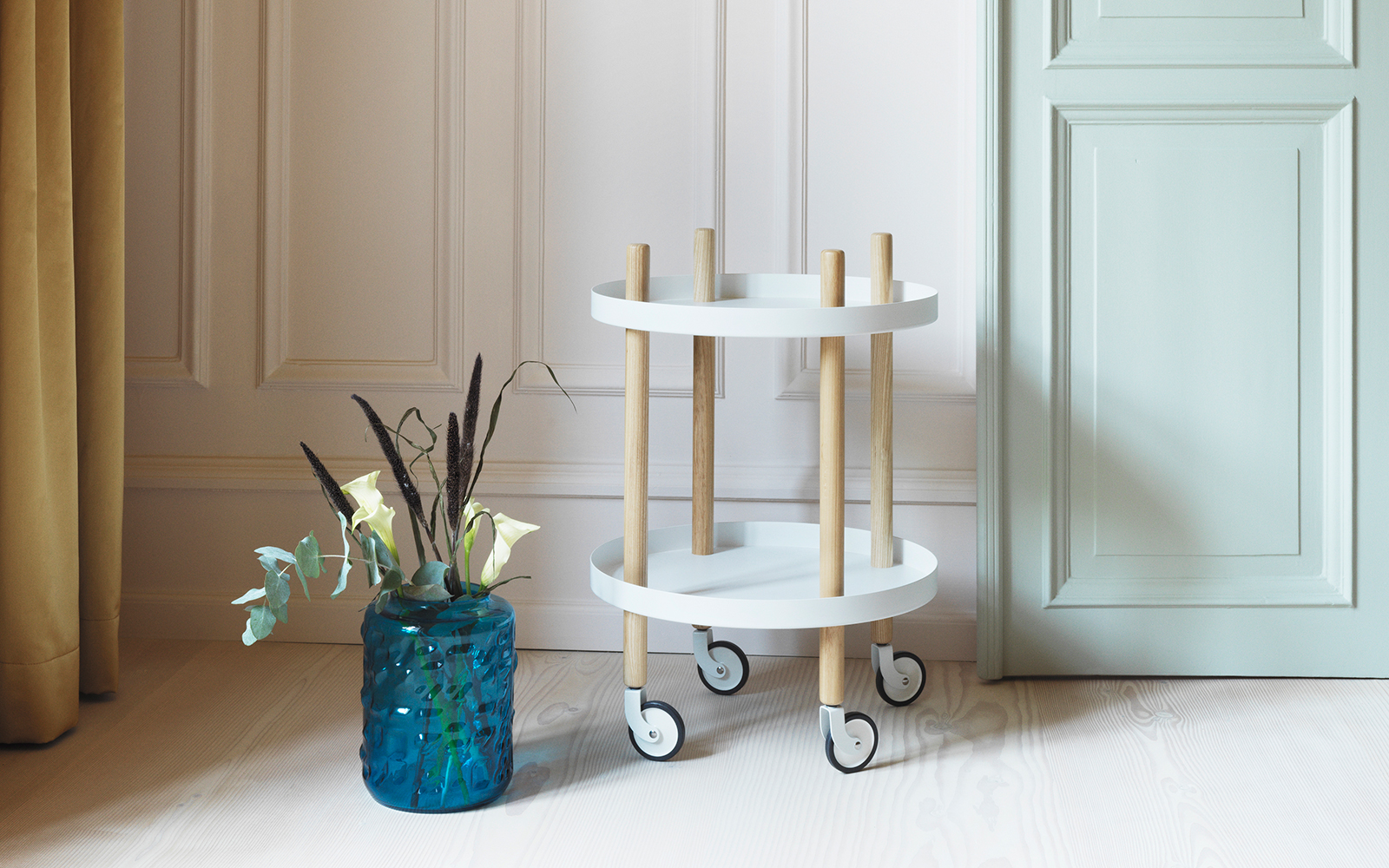 602197_Normann_Copenhagen_Block_Table_45_White_Tombola_Vase_02.jpg 602197_Normann_Copenhagen_Block_Table_45_White_Tombola_Vase_02.jpg