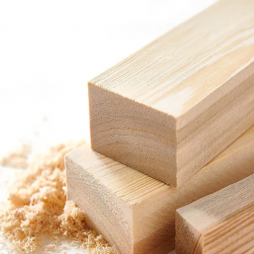 水曲柳  长直木纹为主，强度及装饰性能佳