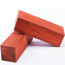 红花梨 质地密，高档家具常用木料